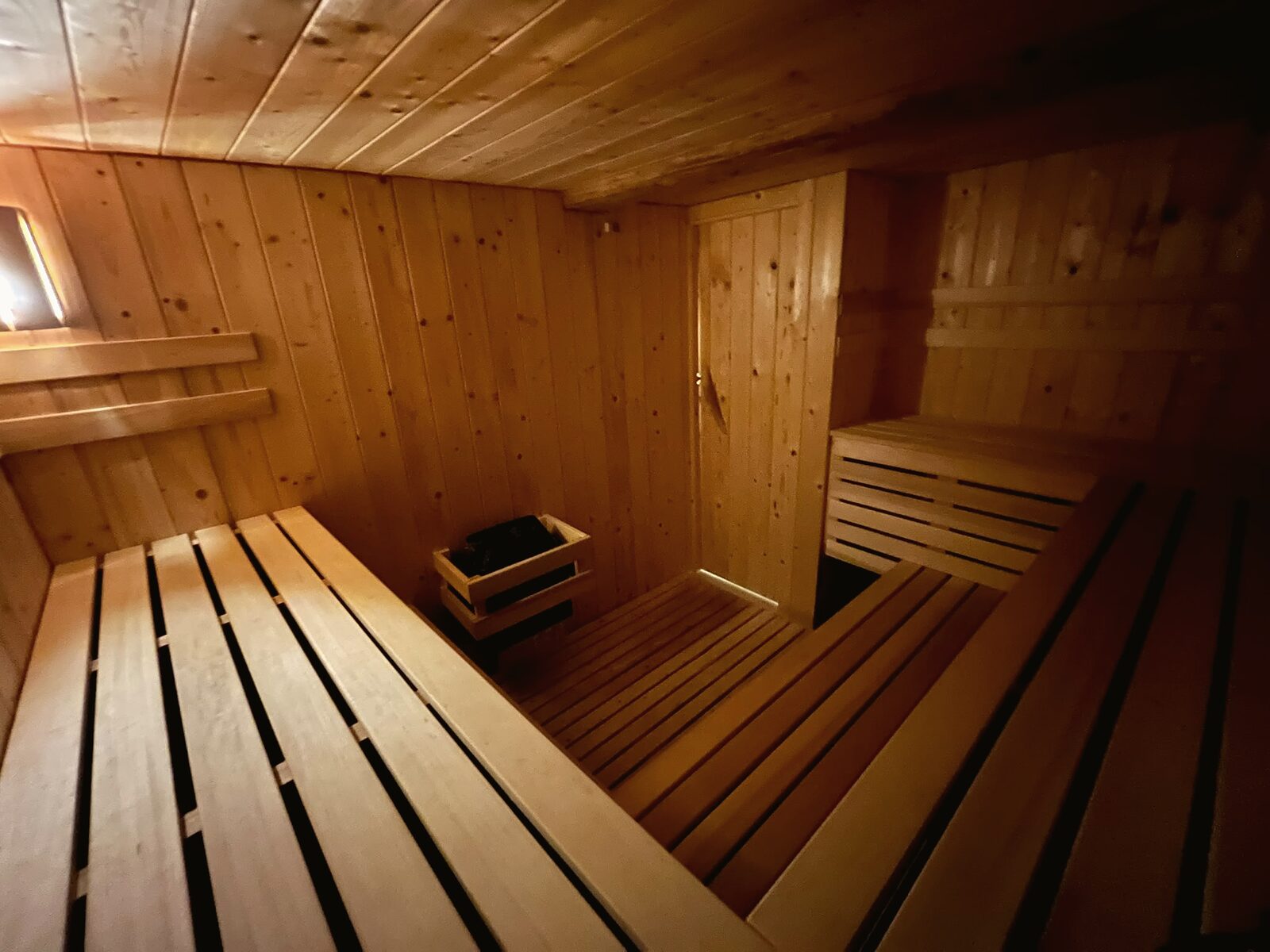 Sauna, široký pohled na lavice